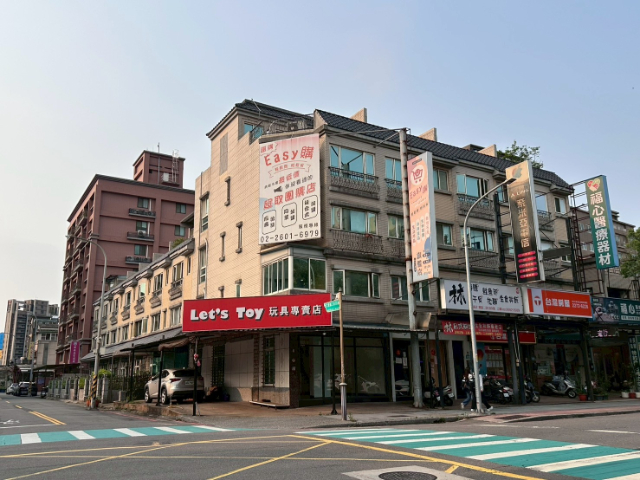 康橋仁愛路臨路三角窗透店