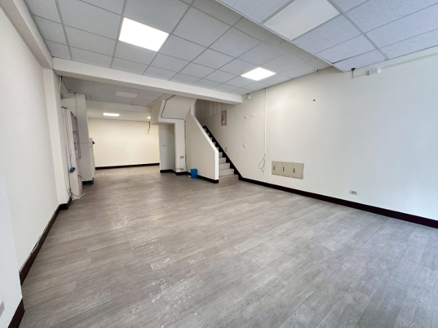 康橋仁愛路臨路三角窗透店