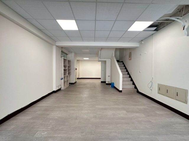 康橋仁愛路臨路三角窗透店