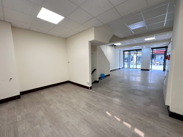 康橋仁愛路臨路三角窗透店