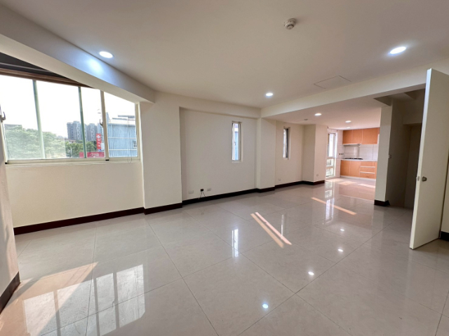 康橋仁愛路臨路三角窗透店