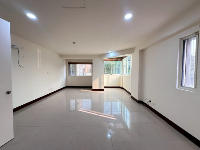 康橋仁愛路臨路三角窗透店