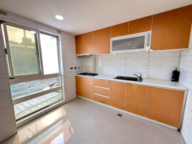 康橋仁愛路臨路三角窗透店