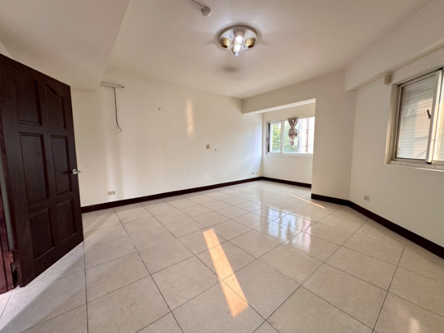 康橋仁愛路臨路三角窗透店