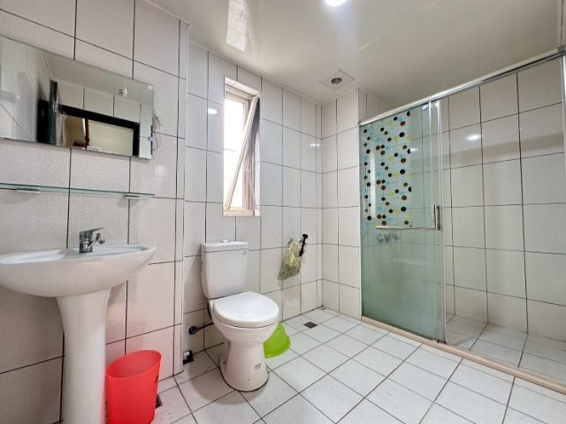 康橋仁愛路臨路三角窗透店