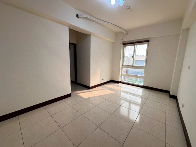 康橋仁愛路臨路三角窗透店