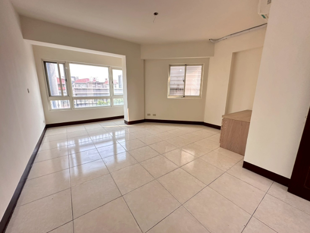 康橋仁愛路臨路三角窗透店