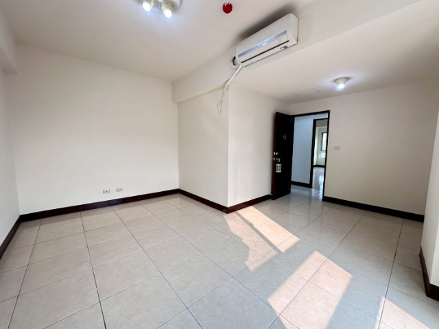 康橋仁愛路臨路三角窗透店