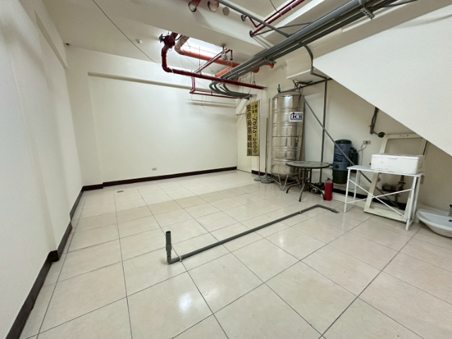 康橋仁愛路臨路三角窗透店