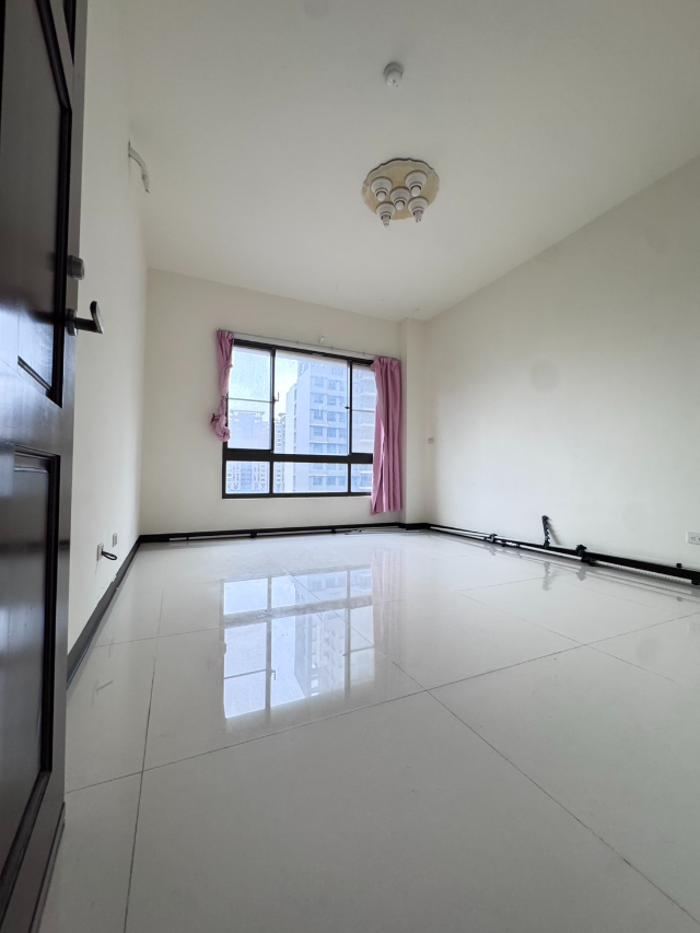 信義國堡大四房車