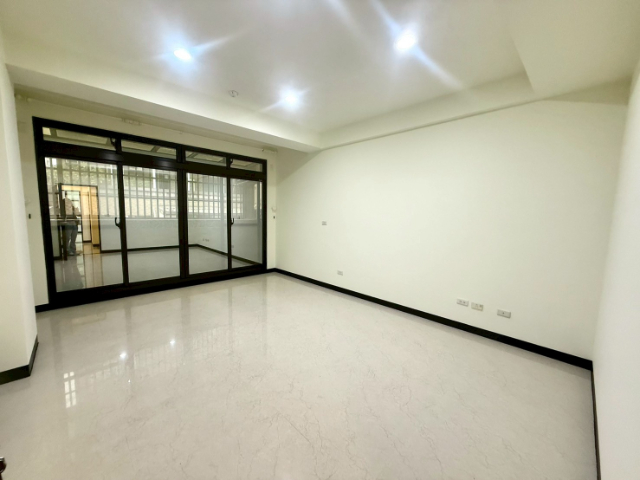 嚮陽邊間一.二樓住店