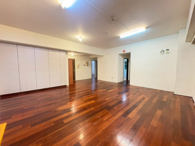 凡爾賽大四房車