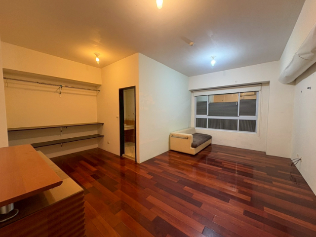 凡爾賽大四房車